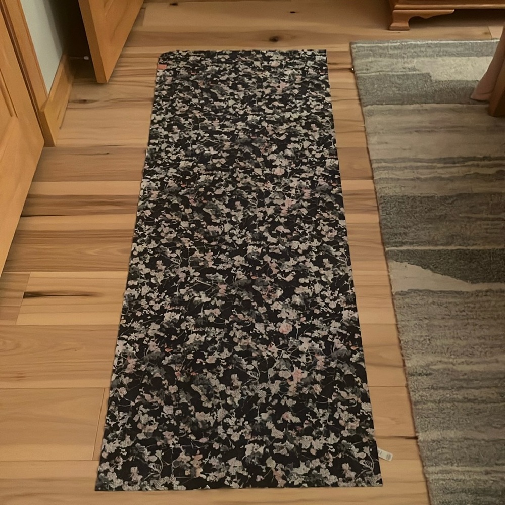 LULULEMON the towel